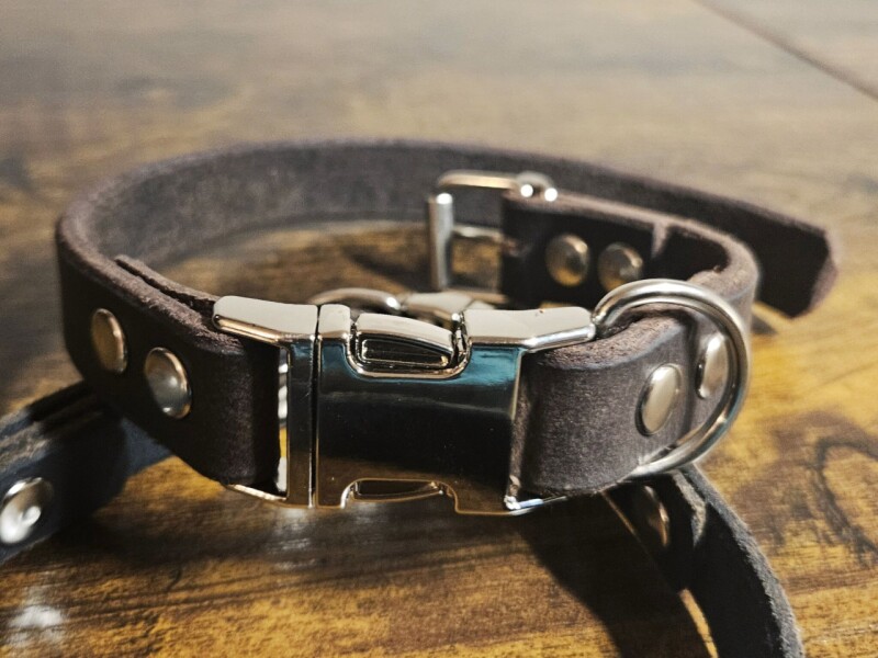 Kožený, nastavitelný obojek s trojzubcem tmavě hnědý 